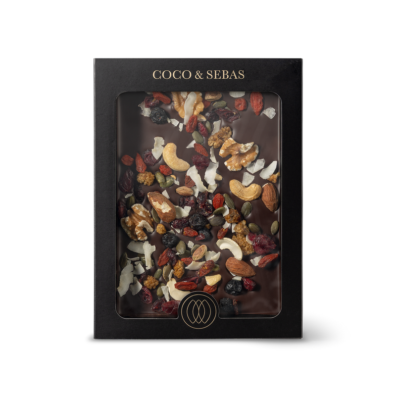 Plak pure chocolade noten en bessenmix met kokos