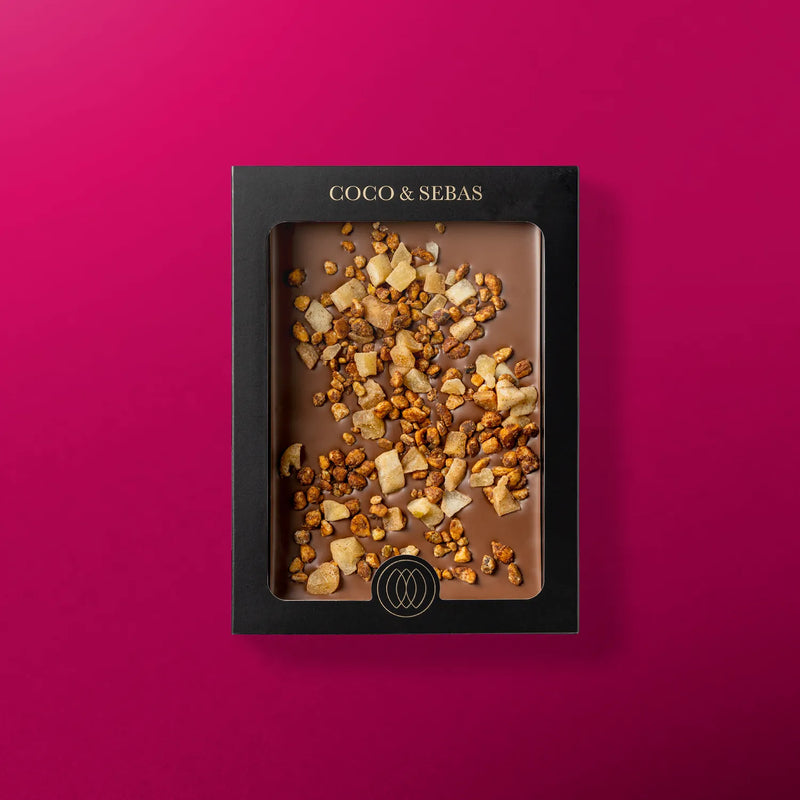 Plak melkchocolade met appelstukjes en gekarameliseerde noten