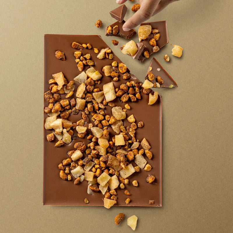 Plak melkchocolade met appelstukjes en gekarameliseerde noten