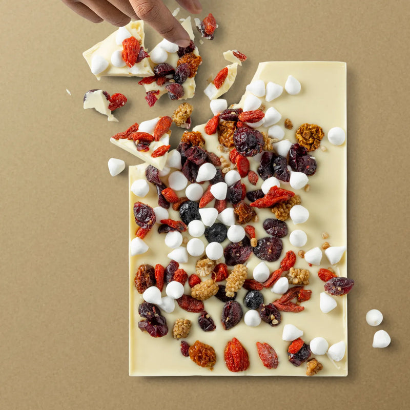 Plak witte chocolade met bessenmix en meringue