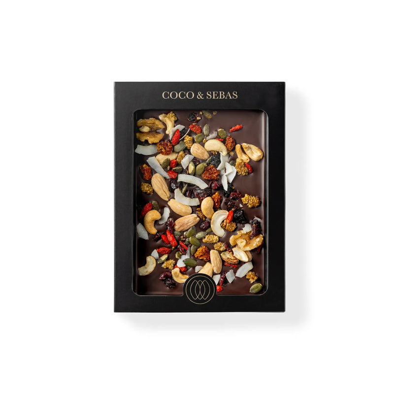 Plak pure chocolade noten en bessenmix met kokos