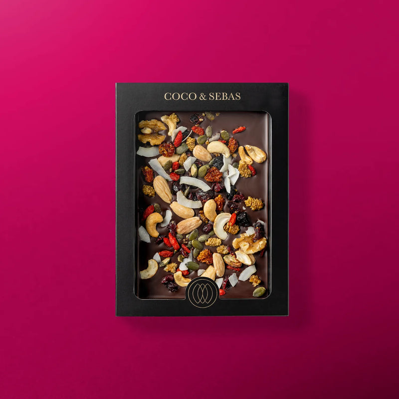 Plak pure chocolade noten en bessenmix met kokos