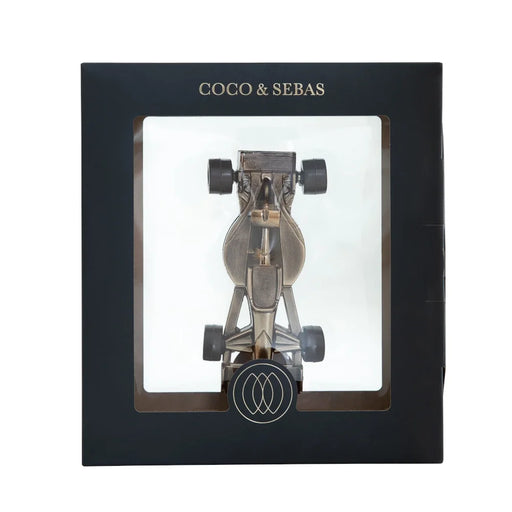 Racewagen van pure chocolade in verzendverpakking