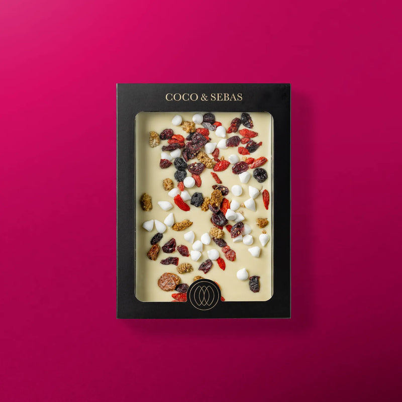 Plak witte chocolade met bessenmix en meringue